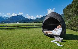 Entspannung im Garten - SCHÜLES Gesundheitsresort und Spa in 87561 Oberstdorf