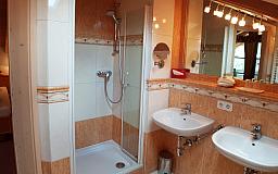 Doppelzimmer-Badezimmer - Wellness- und Landhotel Prinz in 83454 Anger