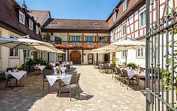 Schlossinnenhof - Hotel Schloss Döttingen in 74542 Braunsbach-Döttingen