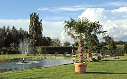 Hotelgarten mit Teich - Romantik Hotel Schwanefeld in 08393 Meerane