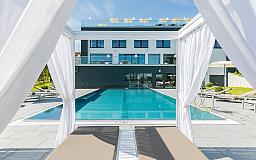 Poolbereich und Liegewiese - Romantik Hotel Schwanefeld in 08393 Meerane