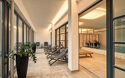 Indoorpool mit Liegebereich - Romantik Hotel Hirschen in 92331 Parsberg