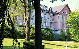Blick aufs Hotel aus dem Kurpark - relexa hotel Bad Steben GmbH in 95138 Bad Steben