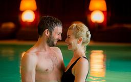 Paar schaut sich im Pool verliebt in die Augen - Wellnesshotel Seeschlößchen - Privat-SPA Naturresort in 01968 Senftenberg