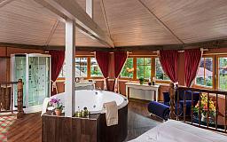 Spa Suite mit Jacuzzi, Dampfdusche, See- und Saunagartenblick - Wellnesshotel Seeschlößchen - Privat-SPA Naturresort in 01968 Senftenberg