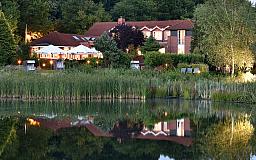 Hotelansicht mit kleinem See - Ringhotel Köhlers Forsthaus in 26605 Aurich-Wallinghausen