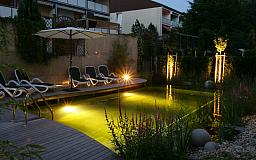 Naturschwimmpool bei Nacht - Wunsch Hotel Mürz - Natural Health Spa in 94072 Bad Füssing