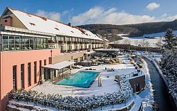 Auenansicht mit Pool im Winter - Göbels Schlosshotel Prinz von Hessen in 36289 Friedewald