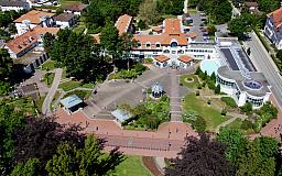 Auenansicht Park & Schwimmbad - Göbels Hotel AquaVita in 34537 Bad WildungenReinhardshausen