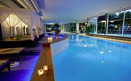 Schwimmbad am Abend - Göbels Hotel AquaVita in 34537 Bad WildungenReinhardshausen